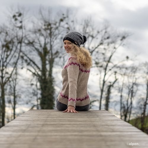 Wollmütze mit Bommel Modell Aiden Tragebeispiel